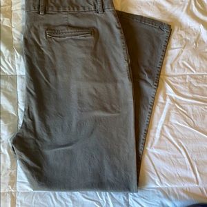 Men’s Old Navy flat front chino. Athletic fit.